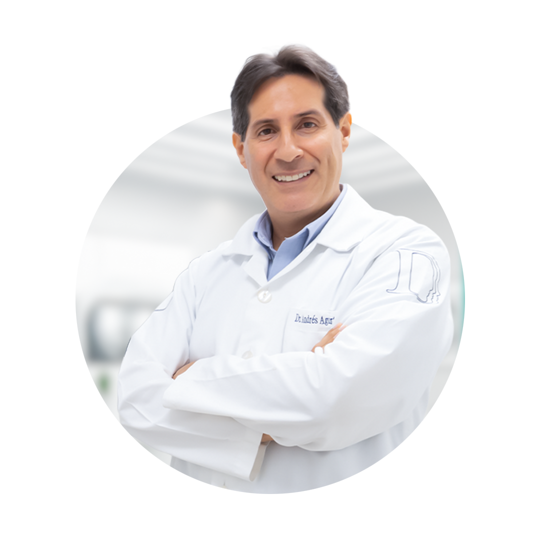 Hombre doctor sonriente con gabacha blanca y brazos cruzados en fondo transparente